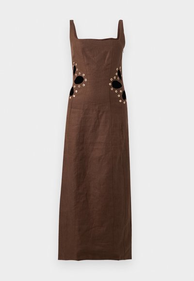 Καφέ μακρύ αμάνικο φόρεμα με τετράγωνο ντεκολτέ, με μαύρες οβάλ κοπές και μικρά κυκλικά τρυπητά διακοσμητικά στις πάνω πλευρές.