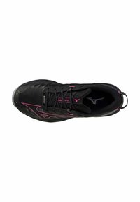 Baskets de sport noires avec un dessus texturé, des accents roses et une semelle en caoutchouc. Comprend des lacets et une languette au talon pour un enfilage facile.