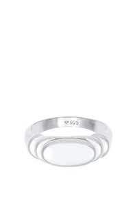 Sterling sølvring med en forlænget oval sten med en glat, skinnende overflade; ringen har et enkelt, afrundet design. Stemplet "925."