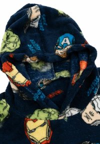 Hoodie in pile blu con una consistenza morbida, caratterizzato da motivi di personaggi dei fumetti, tra cui loghi e illustrazioni in colori vivaci.