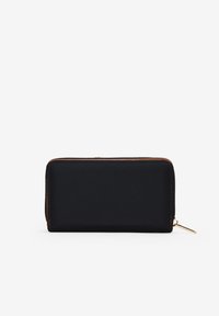 Cartera rectangular negra con cremallera y costura marrón, con un tirador de cremallera dorado, sobre un fondo blanco.
