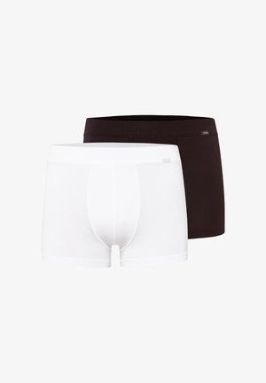 To mænds boxerbriefs, den ene hvid foran og den anden sort bagved, begge med et mærkelogo på linningen.