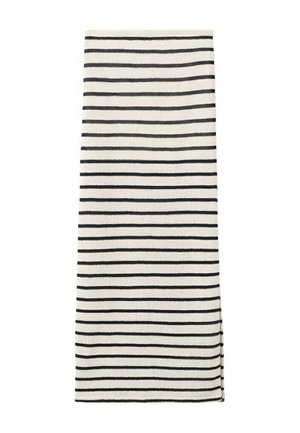 Écharpe blanche en tricot avec de fines rayures horizontales noires espacées régulièrement, pliée soigneusement sur un fond blanc.