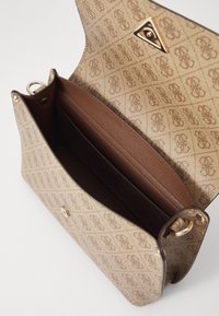 Borsa a mano con motivo beige, chiusura metallica, interni in pelle marrone e accenti decorativi dorati. Forma strutturata con una consistenza liscia.