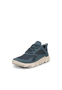 Sportschuhe mit einem dunkelblauen Textil-Obermaterial und einer hellbeigen, klobigen Sohle, die über ein Mesh-Obermaterial und eine Schnürung für einen sicheren Sitz verfügen.