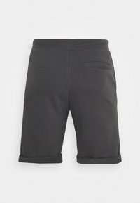 Shorts gris foncé en mélange de coton avec une coupe décontractée. Présentent des ourlets retroussés et une seule poche à l'arrière. Texture lisse.