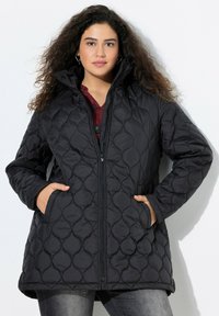 Černá prošívaná péřová bunda s vysokým límcem, zipovým zapínáním a předními kapsami. obsahuje zaoblené diamantové vzory a dlouhé rukávy.