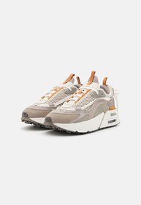 Nike Sportswear AIR MAX FURYOSA - Treniņu apavi - light orewood brown/flax/grain/college grey/enigma stone/sail
