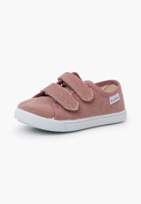 Scarpa di tela rosa con cinturini in Velcro, suola in gomma bianca, punta tonda, parte superiore testurizzata, cuciture rinforzate. Accentuata con una piccola etichetta logo.