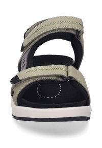 Vaaleanvihreät sandaalit, joissa on säädettävät hihnat, pehmeä musta pohja ja valkoinen välikerros. Ominaisuuksiin kuuluu pyöristetty varvasosa ja minimalistinen muotoilu.