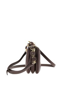 Borsa a tracolla in pelle marrone con tre scomparti con zip e tracolla regolabile con hardware in metallo dorato.
