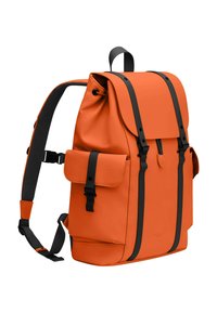Orange ryggsäck med svarta remmar, rulltoppstängning och framficka. Tillverkad av ett smidigt material med rektangulär form och minimal hårdvara.