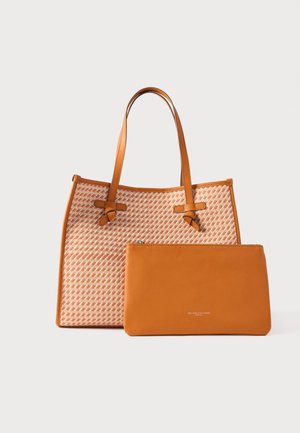 Sac fourre-tout avec motif tissé crème et orange, accents en cuir marron, et doubles bretelles ; comprend une pochette assortie orange avec fermeture éclair.