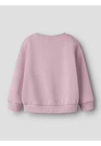 Różowy pulower z okrągłym dekoltem, długimi rękawami oraz prążkowanymi mankietami i dołem. Miękka tekstura o casualowym, luźnym kroju.