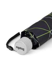 Schwarzer Regenschirm mit grünem geometrischem Muster; mit einem strukturierten weißen Griff und einem Tragegurt für einfachen Transport. Logo auf dem Griff sichtbar.