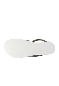 Hnědé tkané sandály s plochou bílou podrážkou. Texturovaný design pásků a otevřená špička. Velikost 36 uvedena na podrážce.