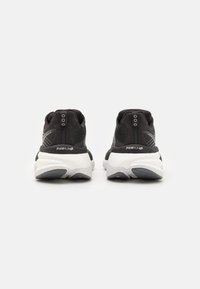 Saucony HURRICANE 24 - Apavi skriešanai pa asfaltu - black/carbon