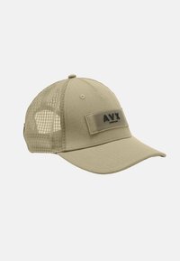 Beżowa czapka trucker z jednolitą przodu, siateczkowym tyłem, zakrzywionym daszkiem oraz prostokątną naszywką z literami "AVX" w kolorze czarnym.