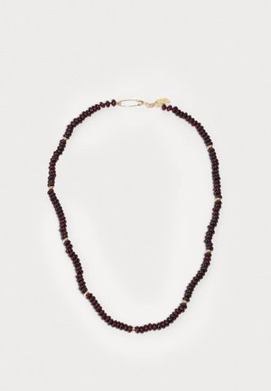 Halskæde med maroon perler med en glat overflade, blandet med guld accenter, der fremhæver et enkelt, cirkulært design.