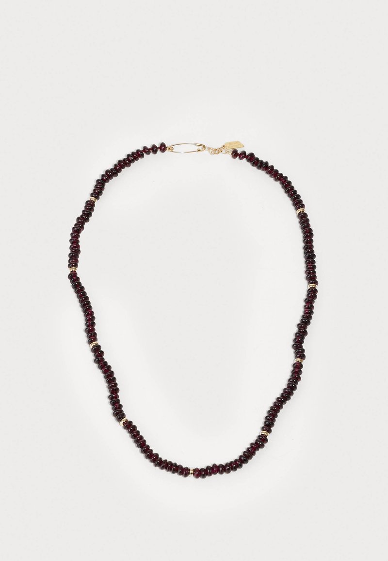 Κολιέ με μαρόνο χάντρες με απαλό τελείωμα, ενσωματωμένες με χρυσές λεπτομέρειες, τονίζοντας έναν απλό, κυκλικό σχεδιασμό.