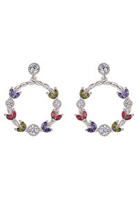 Sølvfargede blomstermotiv hooopøreringer med flere fargede edelstener (rød, grønn, lilla) og glitrende runde krystaller, med tvinnet detaljdesign.