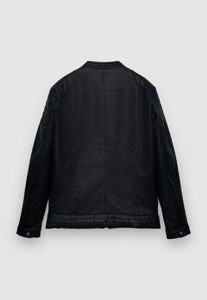 Veste en cuir noir à finition texturée, avec une coupe droite, des détails matelassés aux épaules et des poignets à boutons.