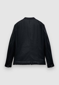 Veste en cuir noir à finition texturée, avec une coupe droite, des détails matelassés aux épaules et des poignets à boutons.