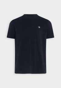 Námořnicky modré tričko s krátkým rukávem a kulatým výstřihem, se malým bílým logem na levé hrudi, vystavené na jednoduchém světlém pozadí.