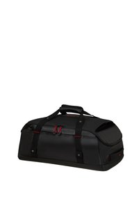 Sort duffel taske lavet af holdbart stof, med røde detaljer, dobbelte håndtag, en lynlåslukning og en mesh-lomme på siden til opbevaring.
