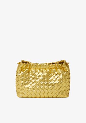 Borsa intrecciata d'oro con parte superiore arricciata, caratterizzata da una texture metallica lucida e una forma rettangolare. I dettagli includono una finitura morbida e plissettata.