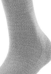 Grå sok lavet af et glat, elastisk materiale med en ensfarvet og ribbet tekstur, der har en forstærket hæl og tå for holdbarhed.