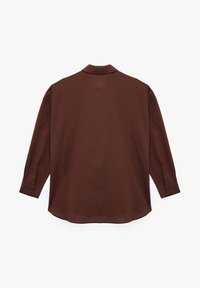 Bruine, lange mouwen shirt met een rugpatiënt en een licht afgeronde zoom. Knoopmanchetten en een klassieke kraag. Glad stoftextuur.