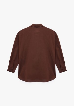 Braunes Langarmhemd mit Rückenpasse und leicht abgerundetem Saum. Mit Knopfmanschetten und klassischem Kragen. Glatte Stoffstruktur.