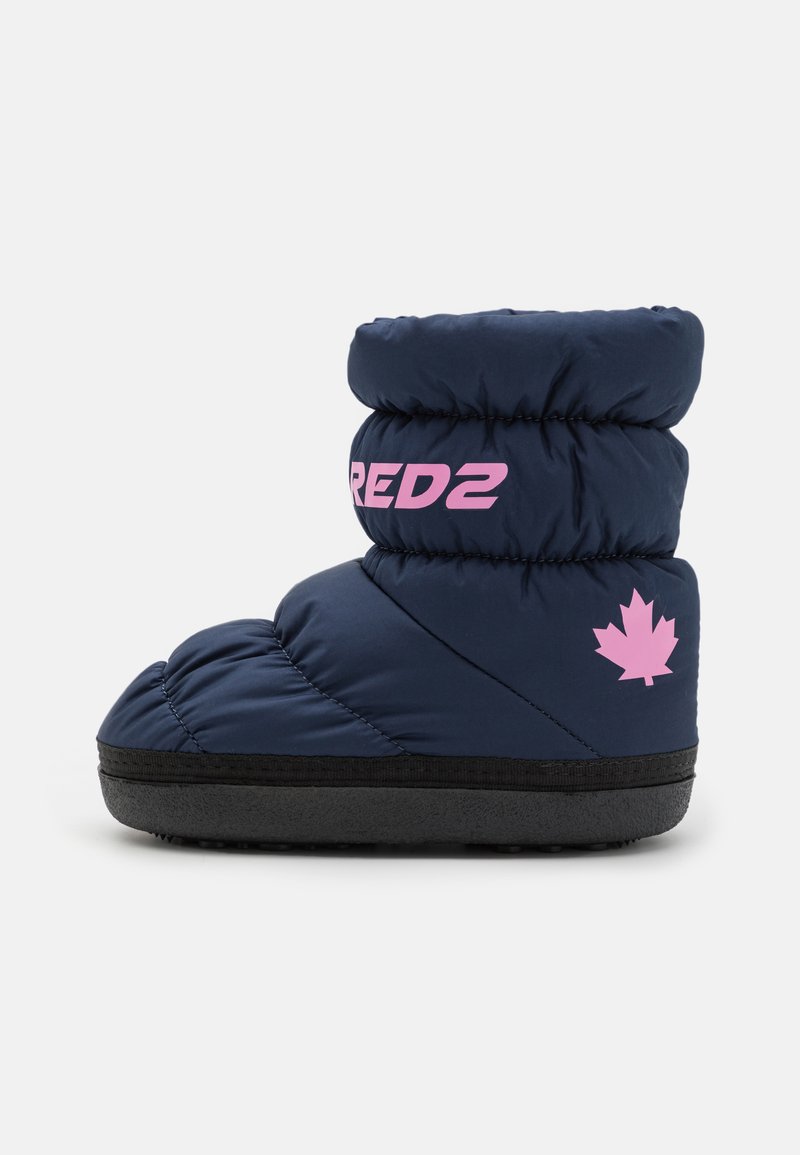 Botte matelassée bleu marine avec un haut resserré, semelle noire et logo "RED2" rose avec accent feuille d'érable. Texture douce et matelassée visible.