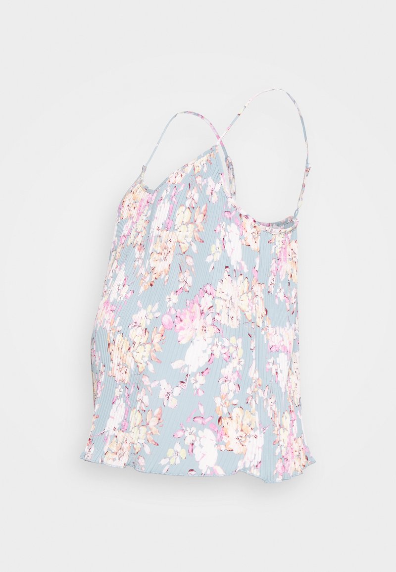 Top de maternidade floral em azul claro com alças finas, apresentando um design pregueado e padrões de flores em rosa pastel e branco, textura suave.
