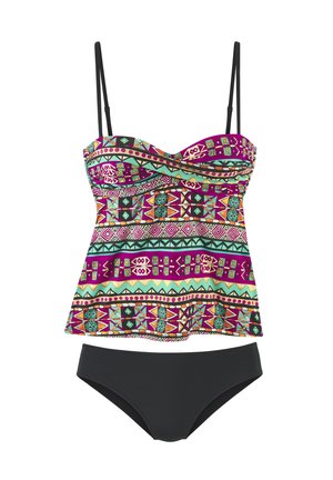Mehrfarbiges Tankini-Set mit einem gemusterten Oberteil in lila, grün und schwarzen geometrischen Designs, kombiniert mit einfarbigen schwarzen Bikinihosen.