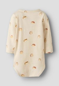 Body niemowlęce z długim rękawem w miękkim beżowym materiale z rozproszonym wzorem akwarelowych jeży w różnych odcieniach brązu i rudości.