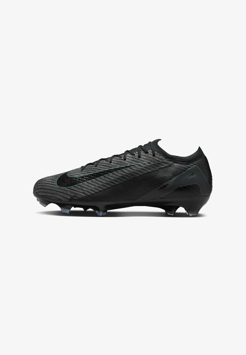 Crampon de football noir avec une tige texturée, un design en maille, une forme épurée et six studs angulaires pour une traction sur la semelle.