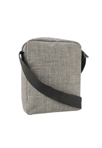 Szara torba na ramię wykonana z materiału o gładkiej strukturze, prostokątna, z zamkiem błyskawicznym i czarnym regulowanym paskiem. Akcentowana prostymi liniami.