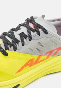 Altra MONT BLANC CARBON - Běžecké boty do terénu - gray/lime