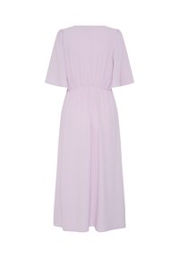 Robe midi violet clair à manches courtes avec taille élastique, vue de dos sur fond blanc.