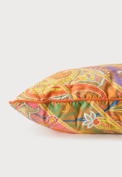 Coussin décoratif avec un motif paisley coloré dans des tons orange, vert, rose et violet, avec des motifs floraux et courbes.