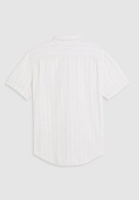 Chemise à manches courtes en crème clair avec de fines rayures verticales aux couleurs pastel. Présente un col classique et un ourlet arrondi.