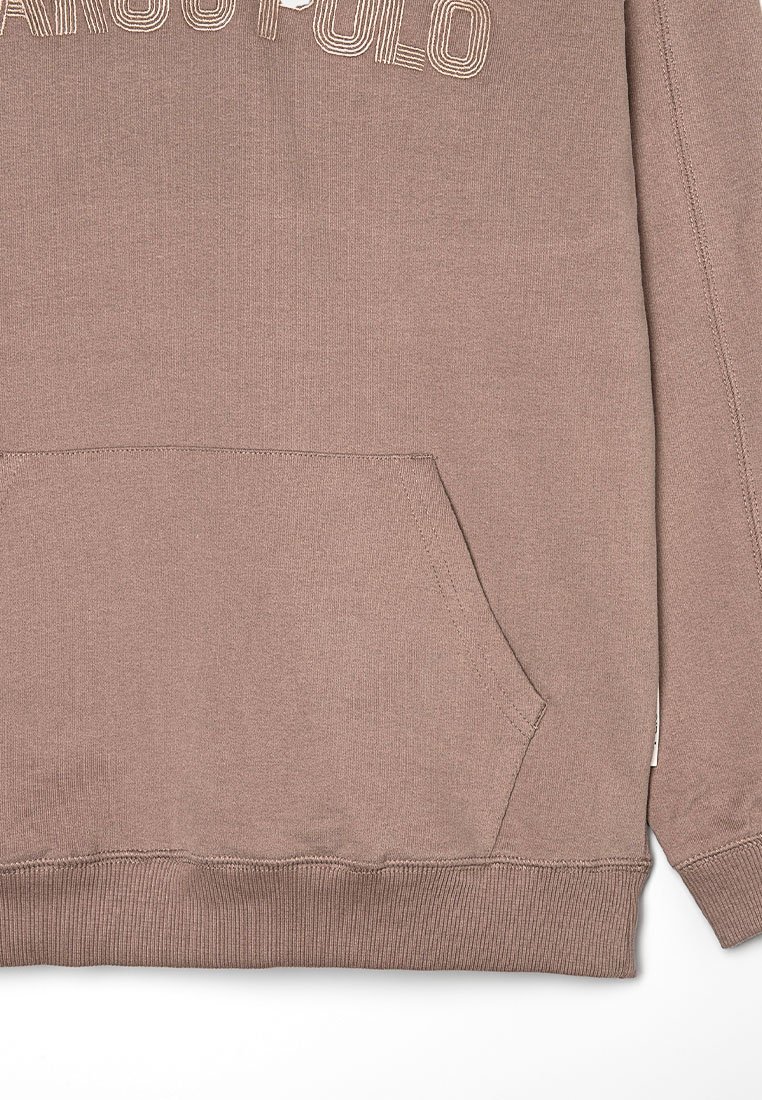 Brauner Sweatshirt mit einer Fronttasche, gerippten Bündchen und Saum sowie gesticktem Text in einer helleren Farbe auf der Brust. Glatte Textur.