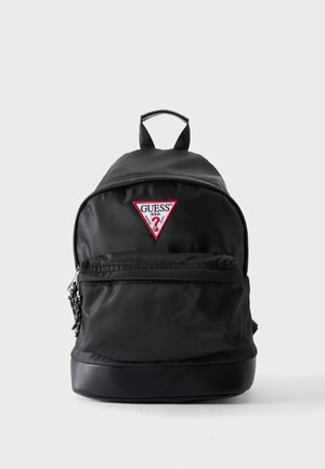 Sac à dos noir Guess avec poche avant zippée, écusson logo triangulaire rouge et blanc, et base noire texturée sur fond uni.