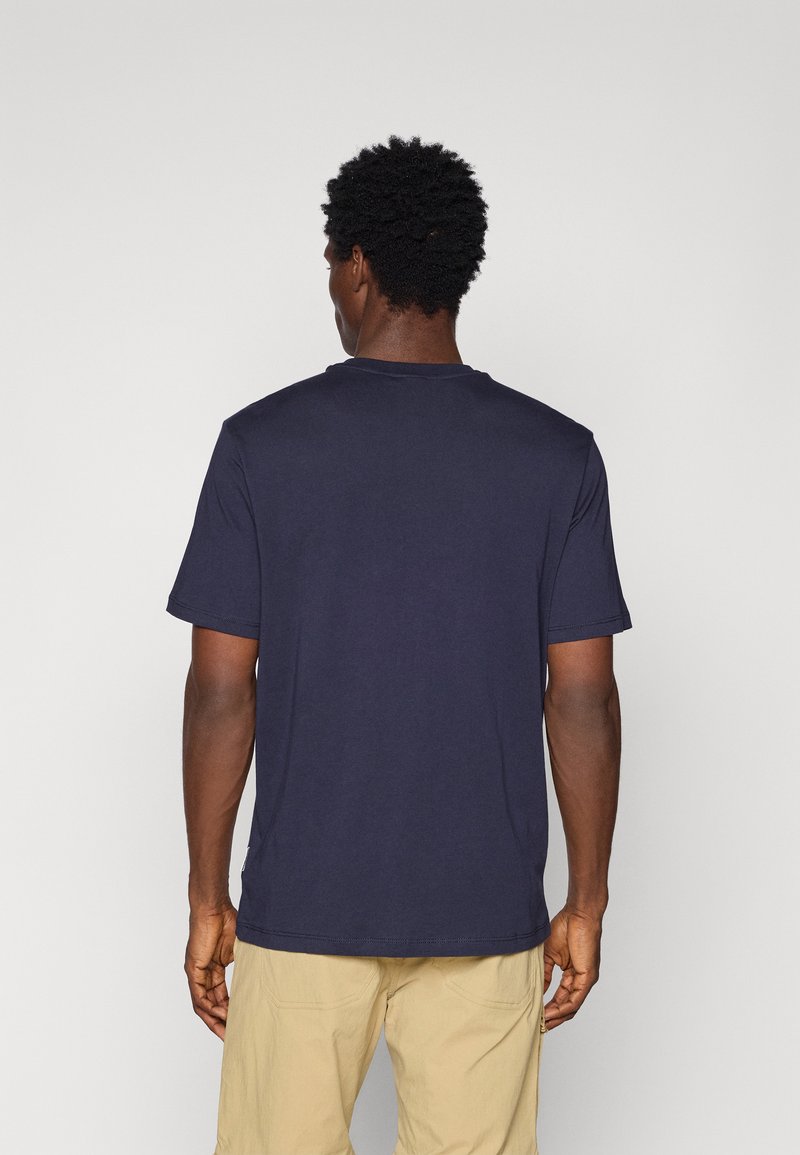 T-shirt bleu marine à manches courtes en coton avec un col rond classique ; dispose d'ourlets cousus et d'une coupe décontractée.