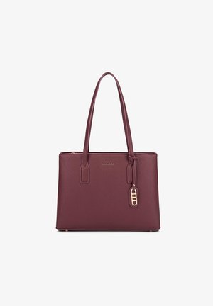 Sac fourre-tout bordeaux en matériau synthétique texturé, avec deux poignées supérieures, une fermeture zippée et un accent doré.