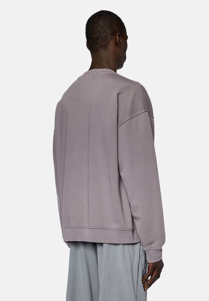Sweatshirt gris avec une coupe décontractée, col rond et épaules tombantes. Fabriqué en tissu doux avec des poignets et un ourlet côtelés. Design minimaliste.