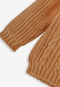 Kabelstrickpullover in warmem Honigton. Mit gerippten Bündchen und Saum, der ein strukturiertes, dickes Wollmaterial präsentiert.