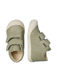 Scarpe verdi in pelle con due cinturini regolabili in velcro, una punta testurizzata e una suola in gomma bianca. Design arrotondato con dettagli cuciti.